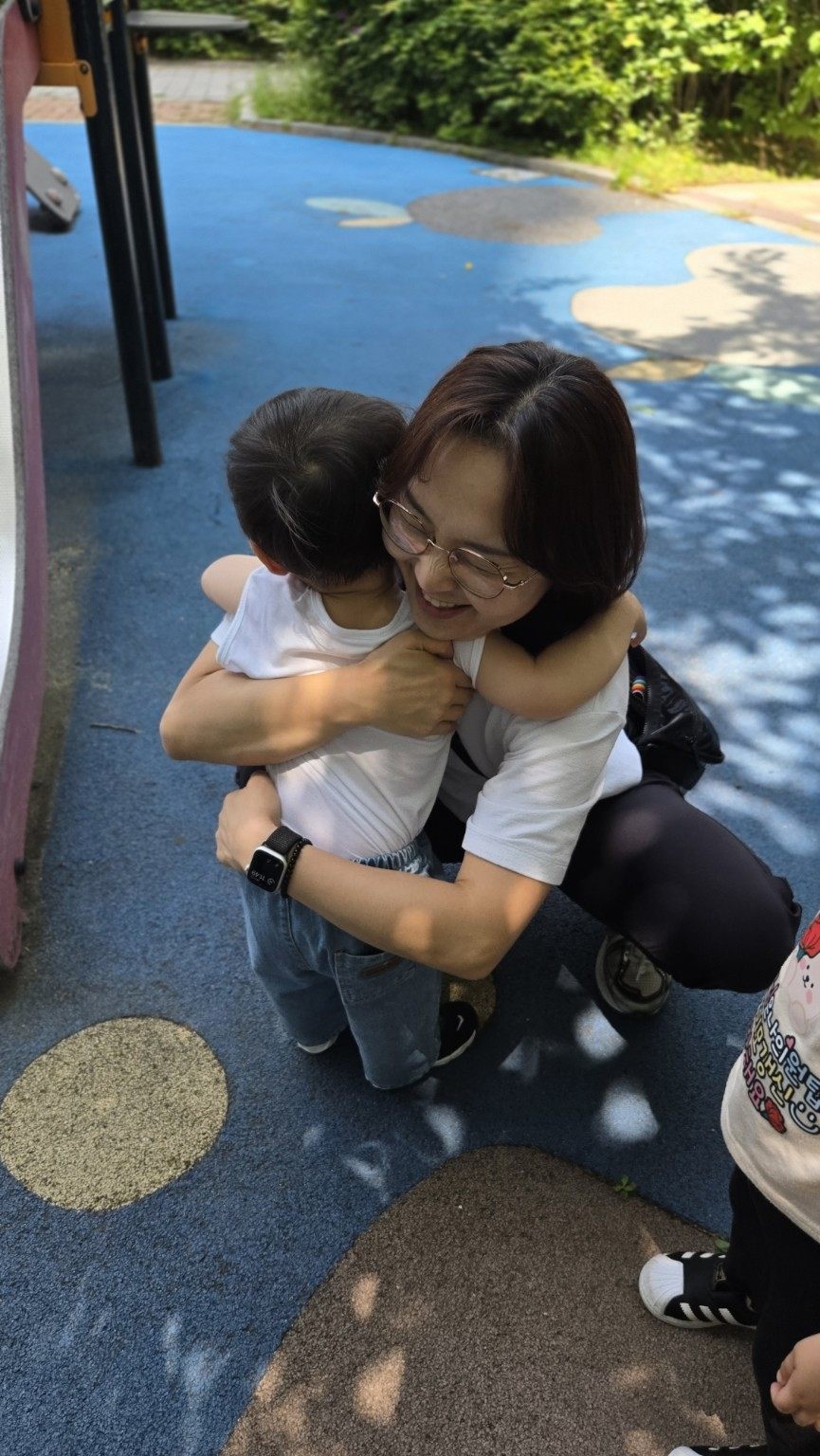 아이를 꼭 안아주는 선생님